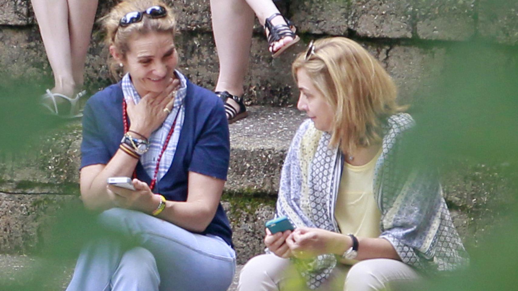 La infanta Elena y la infanta Cristina en Ginebra, en una foto de archivo.