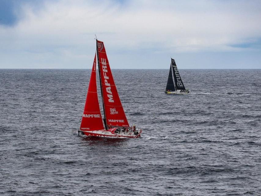 El Mapfre, casi en paralelo con el Brunel, durante la 11ª etapa de la Volvo Ocean Race.