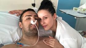 José Enrique, ex futbolista del Liverpool,  tras ser operado en Valencia.