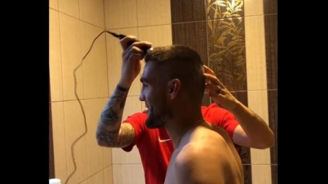 Kovacic cortándose el pelo