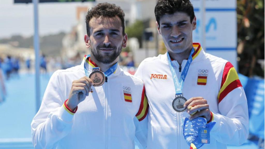 Benito, a la izquierda, junto a Antonio Serrat. Foto: COE