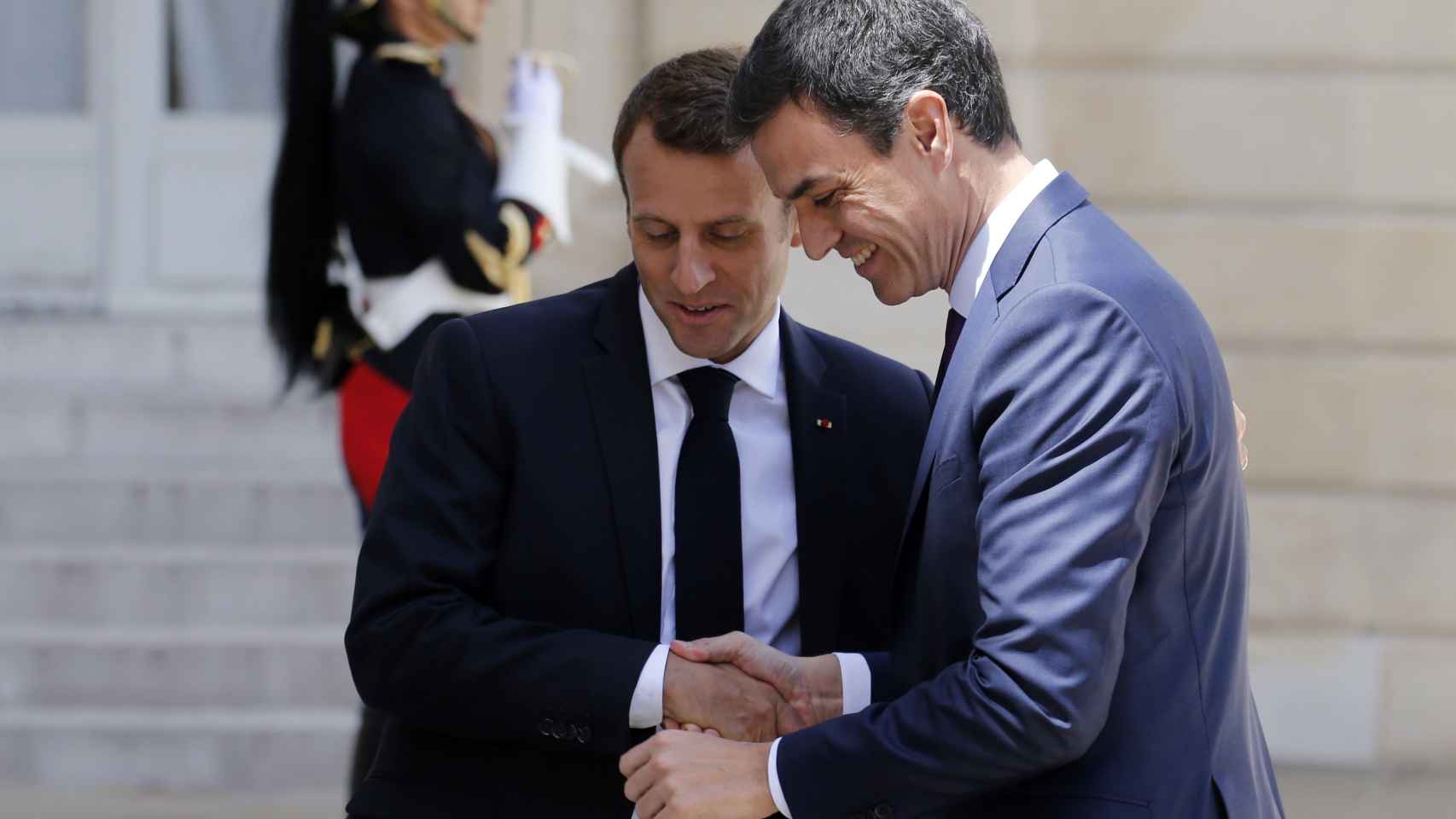 El presidente francés, Emmanuel Macron, saluda en el Palacio del Elíseo a Pedro Sánchez, en su primer viaje oficial tras acceder a la Moncloa, en 2018.