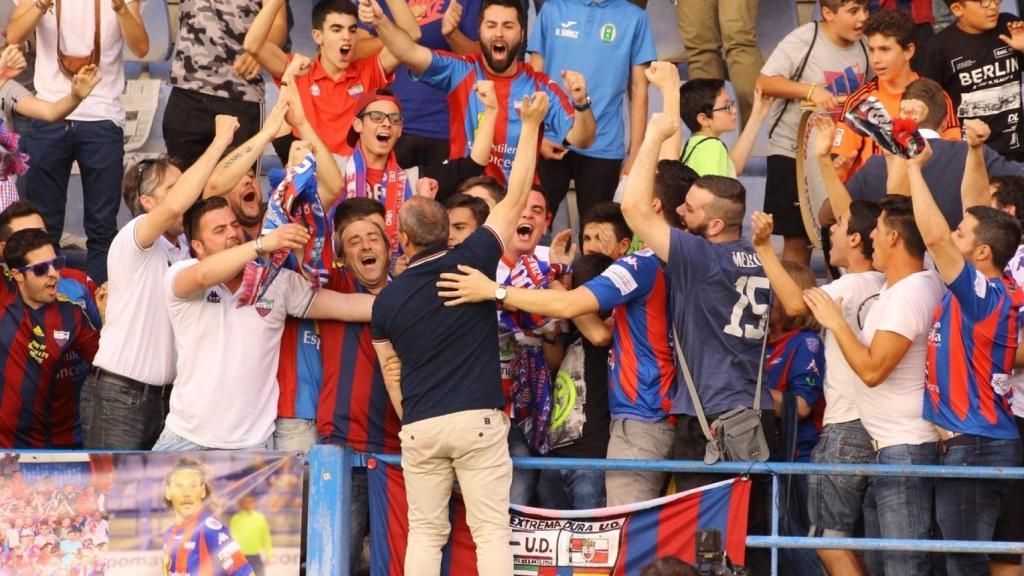 Juan Sabas, entrenador del Extremadura, celebra con su afición.