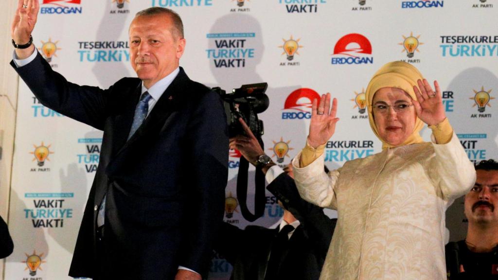 Recep Tayyip Erdogan, jefe de Estado de Turquía, y su mujer tras conocer la victoria.