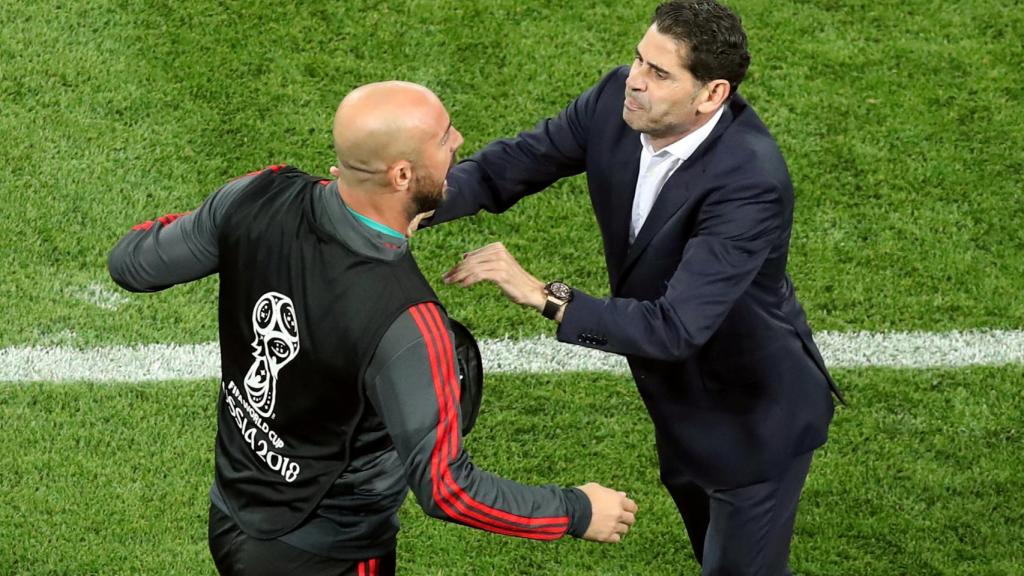 Fernando Hierro placa a Pepe Reina.