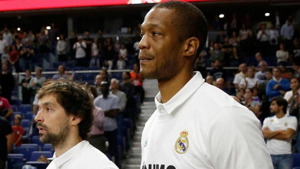 Anthony Randolph y Sergio Llull, lesionados, ven el partido desde el banquillo.