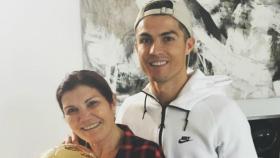 Cristiano, junto a su madre María Dolores Aveiro. Foto: Instagram (@doloresaveiroofficial)