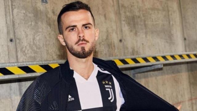 Pjanic con la nueva equipación de la Juventus