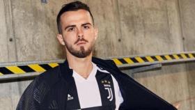 Miralem Pjanic con la nueva equipación 2018/2019 de la Juventus. Foto: Instagram (@miralem_pjanic)