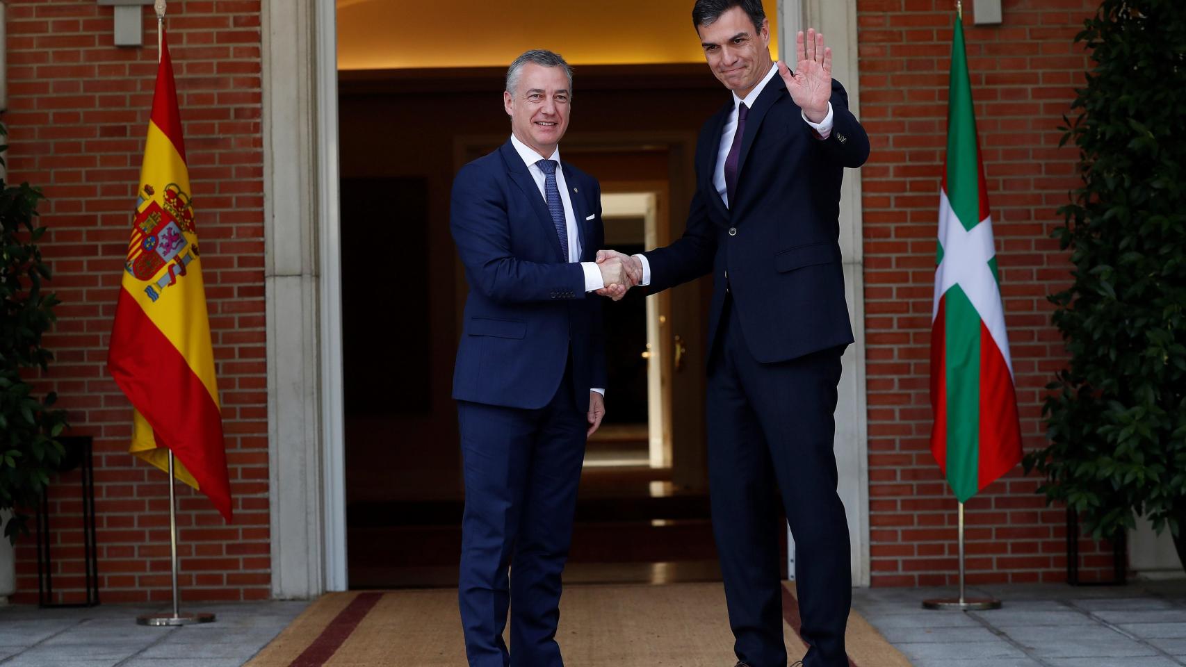 Pedro Sánchez, junto a Íñigo Urkullu este lunes en el Palacio de la Moncloa.