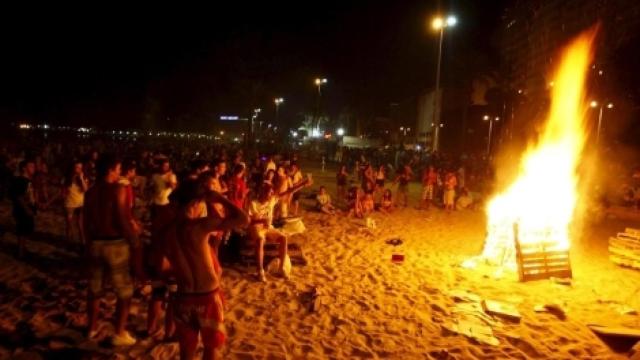 Una verbena de San Juan en la playa.