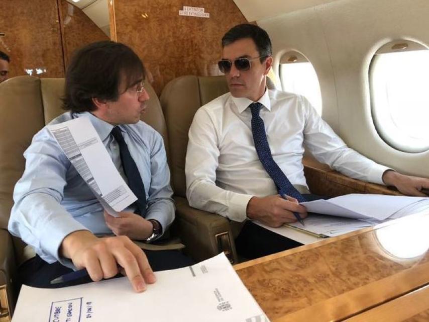 José Manuel Albares (actual ministro de Exteriores) y Pedro Sánchez a bordo del Falcon.