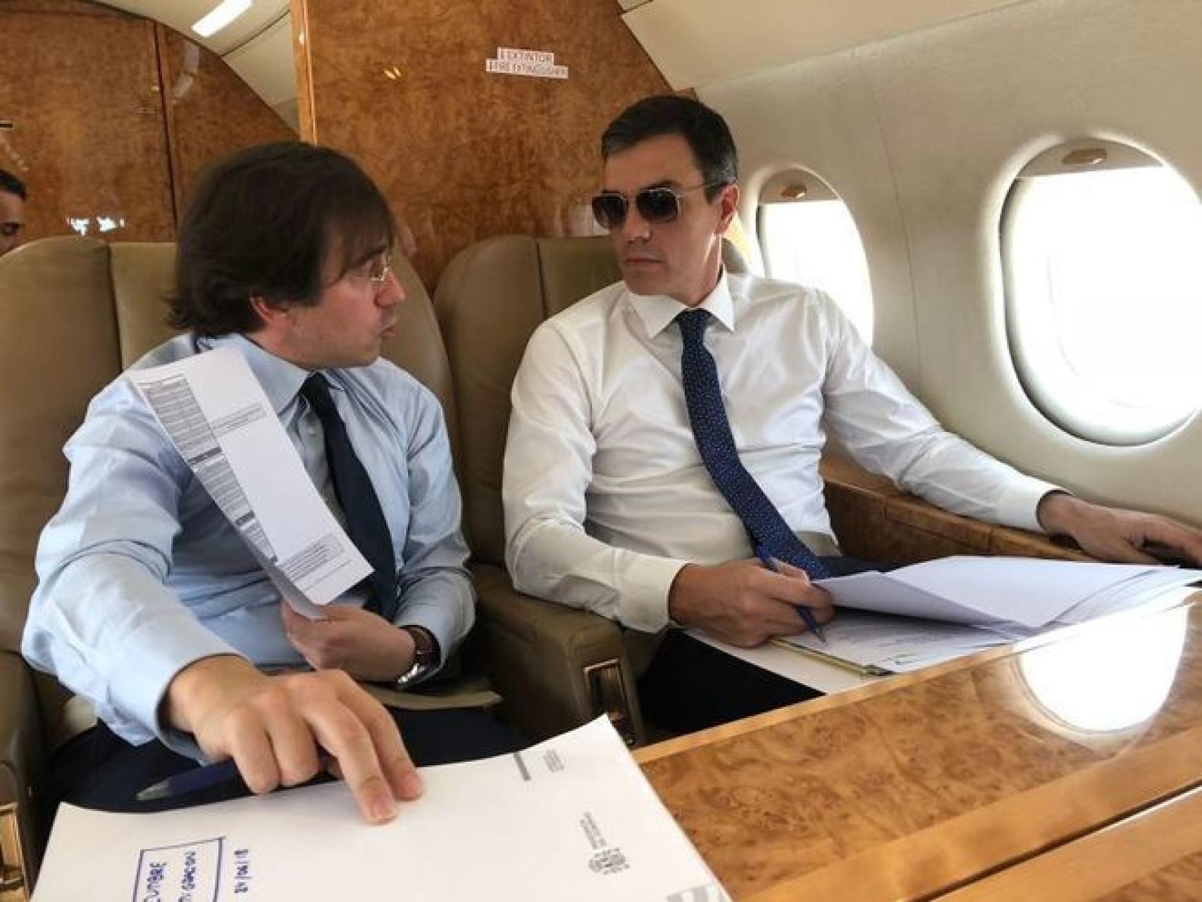 Pedro Sánchez en el avión hacia los Juegos del Mediterráneo.