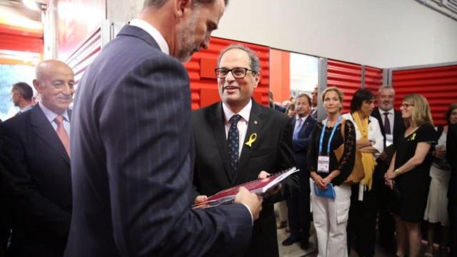 Quim Torra le entrega al Rey Felipe VI un libro de fotografías alusivas al 1-O.