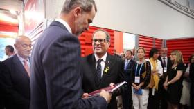 Quim Torra le entrega al Rey Felipe VI un libro de fotografías alusivas al 1-O.