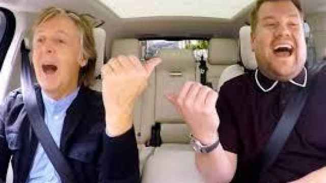 Paul McCartney y James Corden cantando en el coche durante el show.