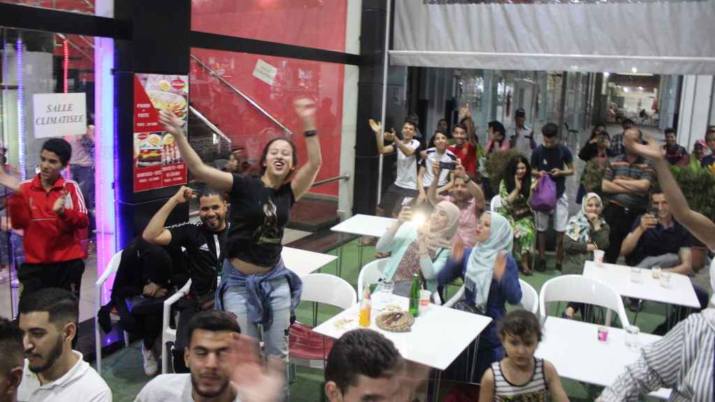 Mujeres (y hombres) celebran uno de los goles de Marruecos.