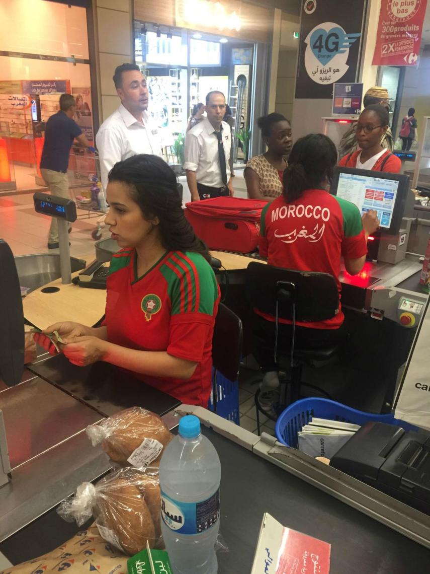 Las cajeras de Carrefour atienden a los clientes con la camiseta de la selección de Marruecos.