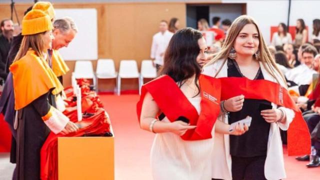 Alba Rodríguez Espinosa recogiendo su banda como graduada.