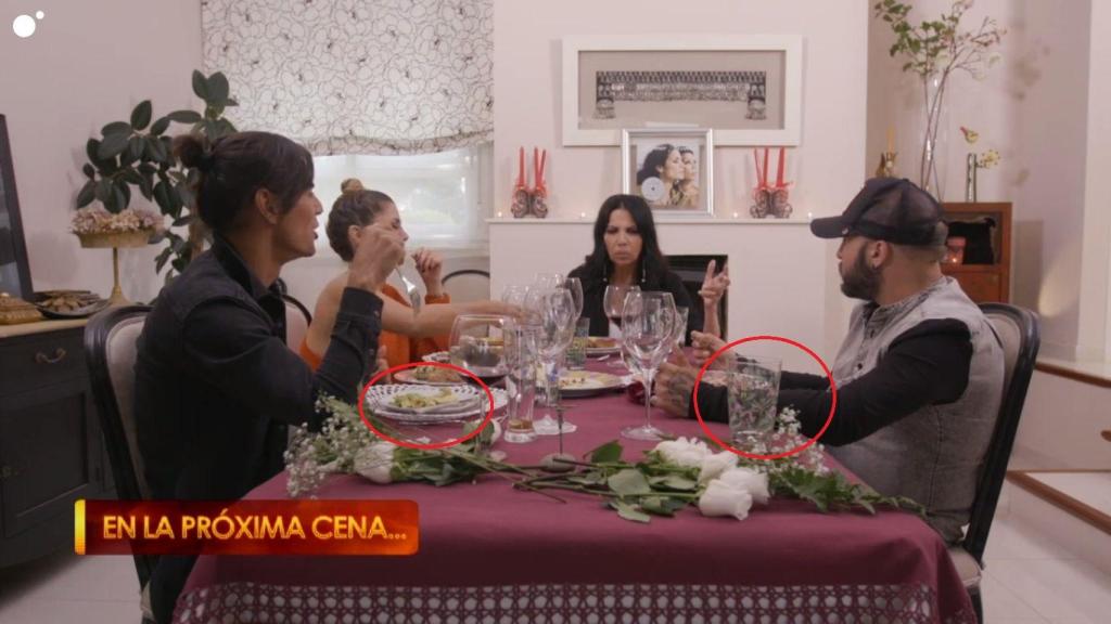 Toñi Salazar junto a Kiko Rivera, Julio Iglesias Jr y Elena Tablada en la mesa de 'Ven a cenar conmigo Gourmet Edition'.