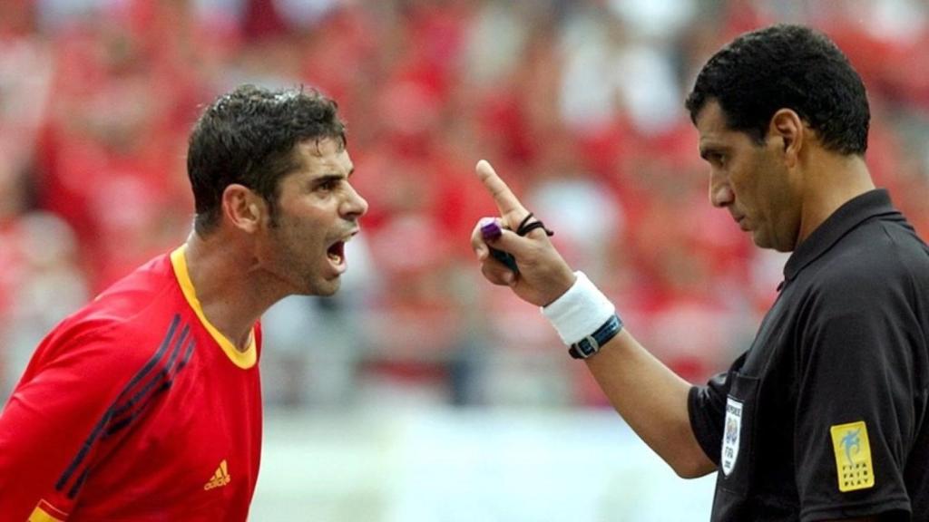 Hierro protesta a Gamal El Ghandour durante el Mundial de Japón y Corea 2002.