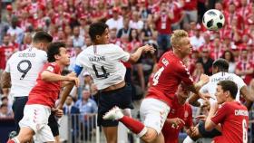 Varane remantando de cabeza con Francia. Foto: fff.fr