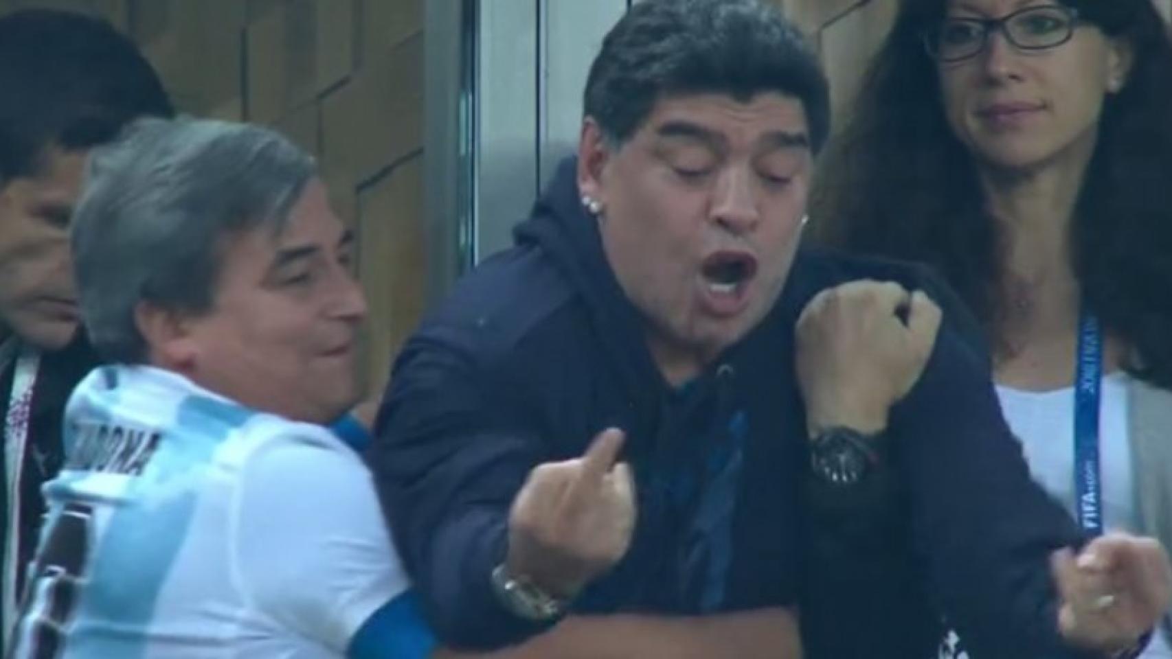 Maradona realiza un gesto despectivo hacia su propia selección. Foto: Twitter (@elchiringuitotv)