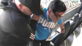 Maradona, atendido durante un partido de Argentina