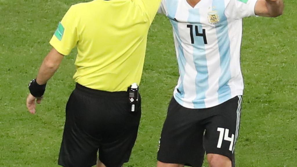 El árbitro amonesta a Mascherano durante el encuentro.