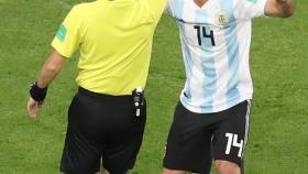 El árbitro amonesta a Mascherano durante el encuentro.