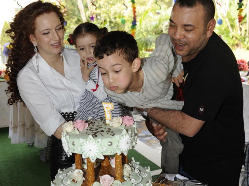 La pareja junto a su hijo -y heredero- Moulay Hassan  y la princesa Khadija en 2010.