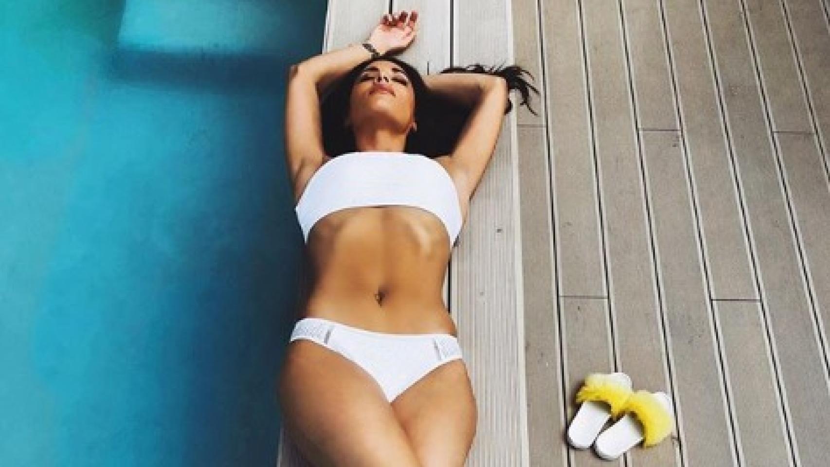 Pilar Rubio luce tipazo en bikini cuatro meses después de dar a luz
