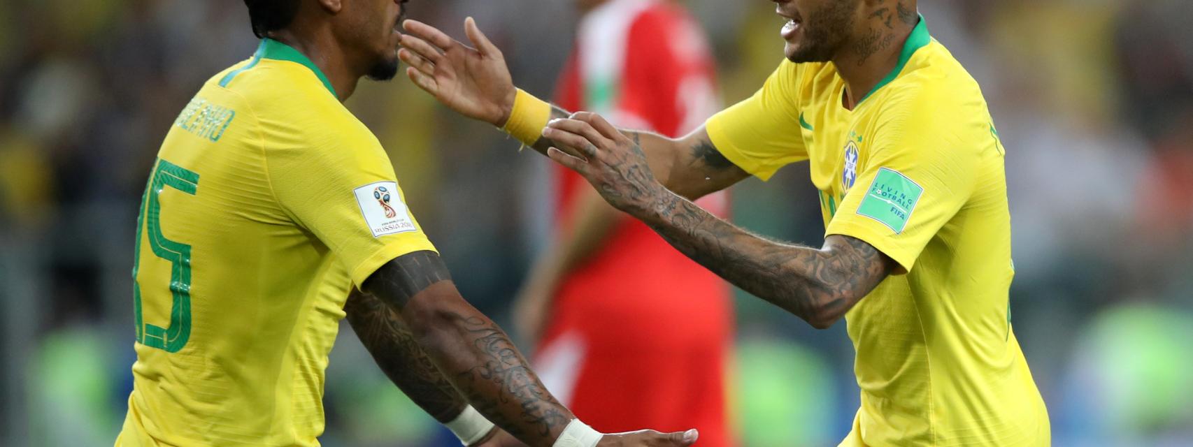 Paulinho y Neymar celebran el primer gol.