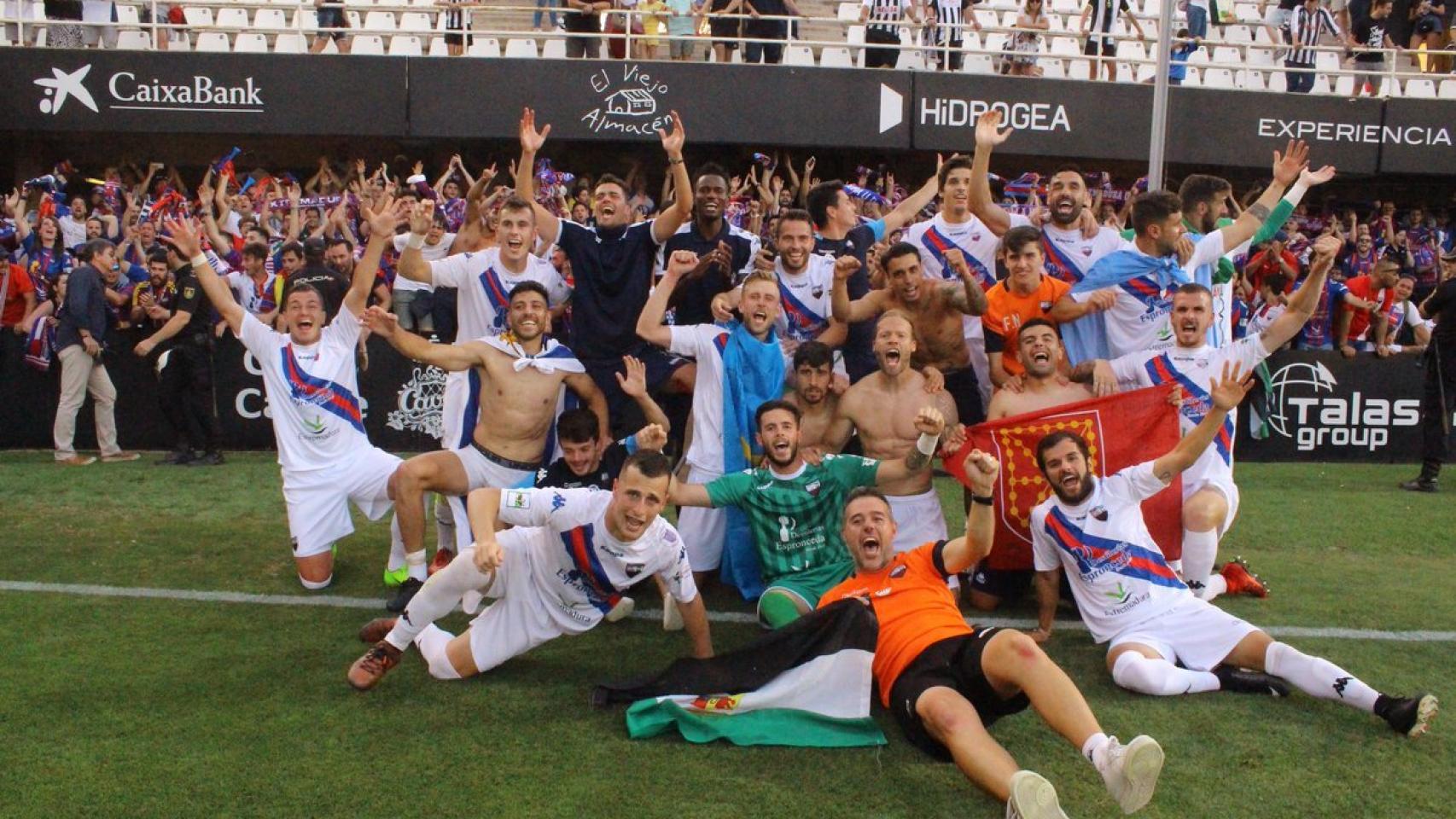 El Extremadura celebra el ascenso a Segunda.