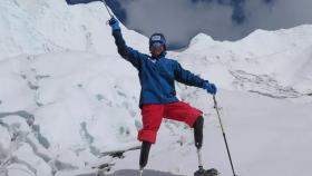 Xia Boyu, amputado doble, en el Everest.