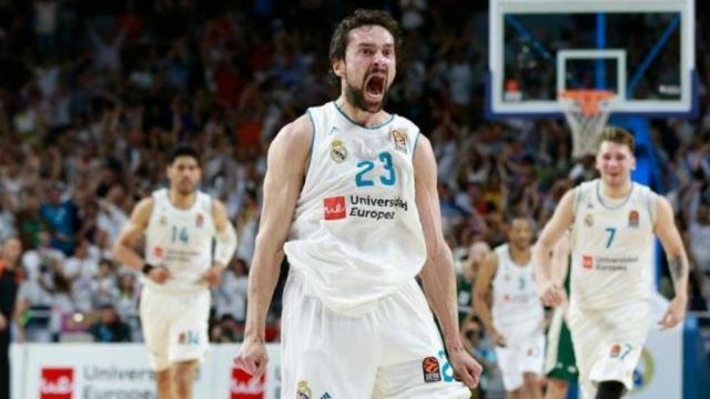 Sergio Llull celebra una de sus canastas