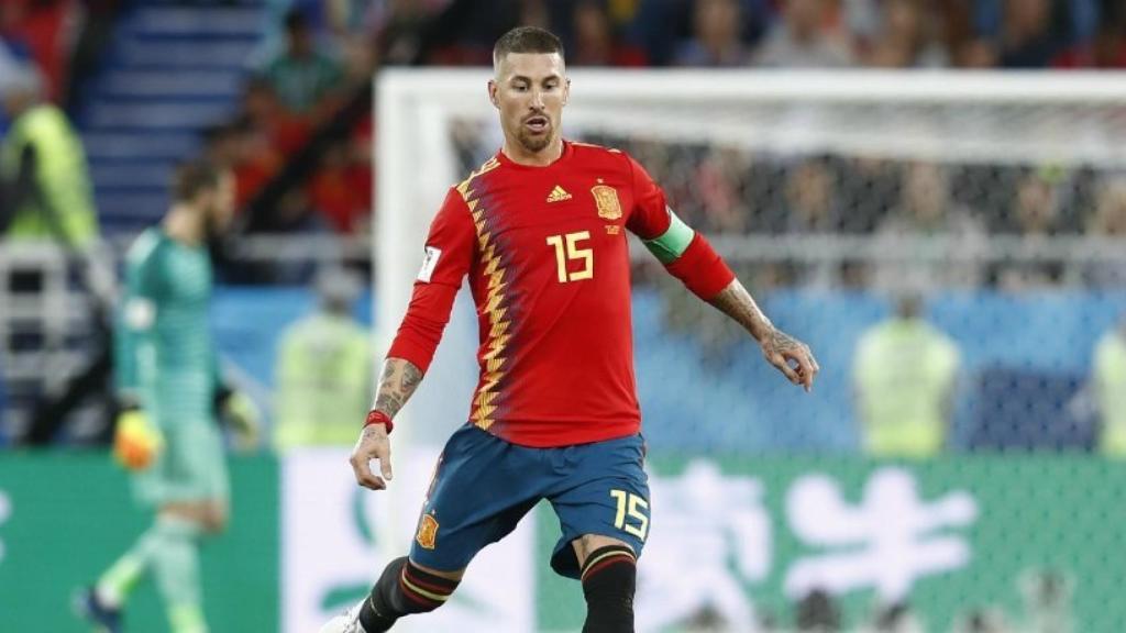 Ramos toca el balón en un partido con España. Foto: www.sefutbol.com