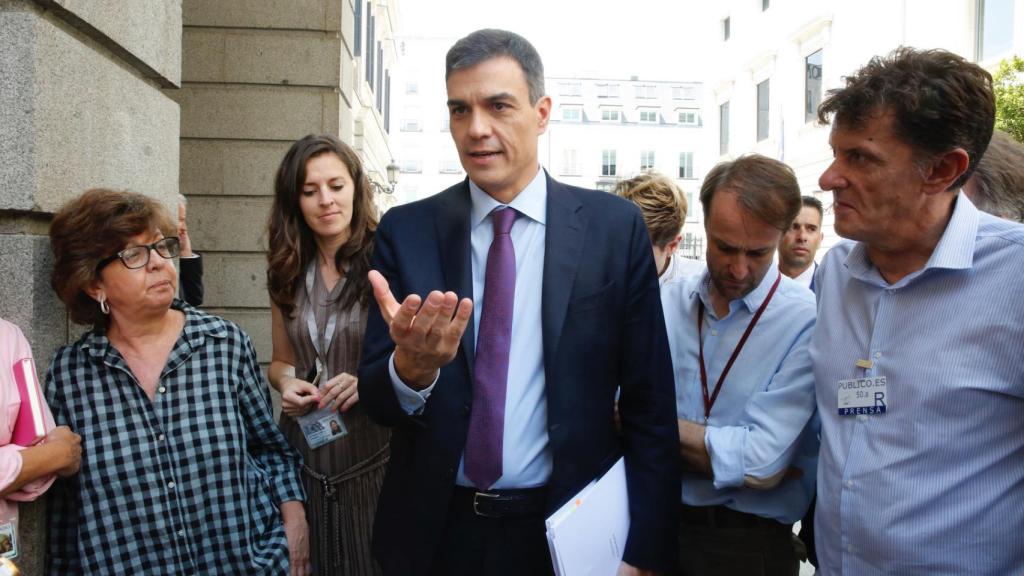 Pedro Sánchez, charlando con los periodistas que cubren la información parlamentaria, este miércoles.