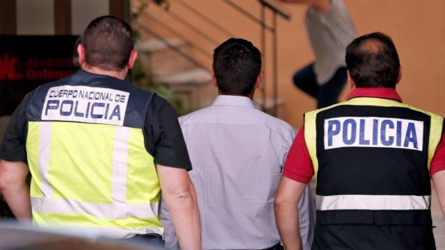 Jorge Rodríguez (centro) a su llegada al Ayuntamiento de Ontinyent para un registro.