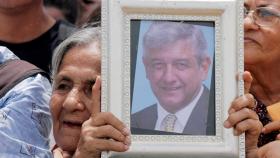 Una seguidora de López Obrador, con una foto suya en la mano.