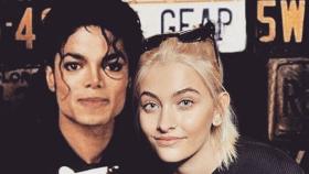 Paris Jackson junto a una imagen de su padre.