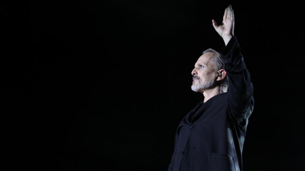 Miguel Bosé durante una actuación.