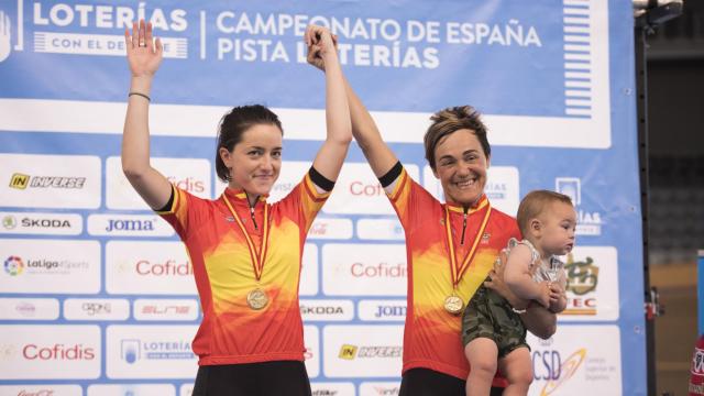 Leire Olaberría (dcha) tras proclamarse campeona de España.