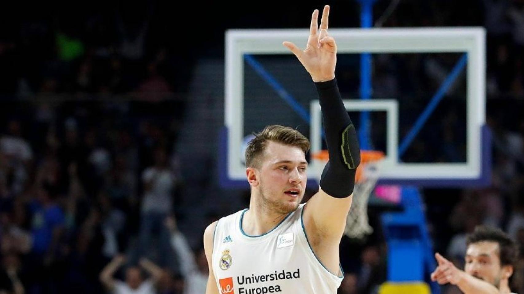 Doncic celebra una canasta