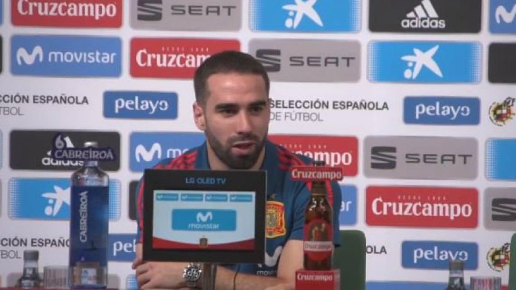 Carvajal, en rueda de prensa de la selección española. Foto: Twitter (@elchiringuitotv)