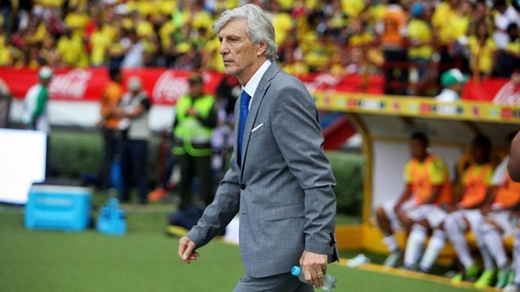 Pékerman durante un partido con Colombia. Foto: fcf.com