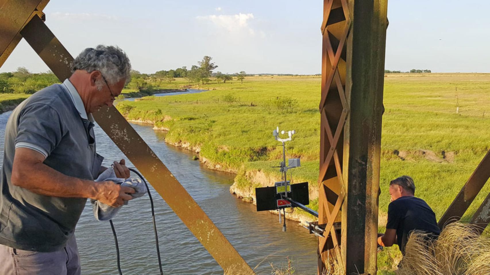 Instalación de los nodos en el puente de Conesa, Buenos Aires.