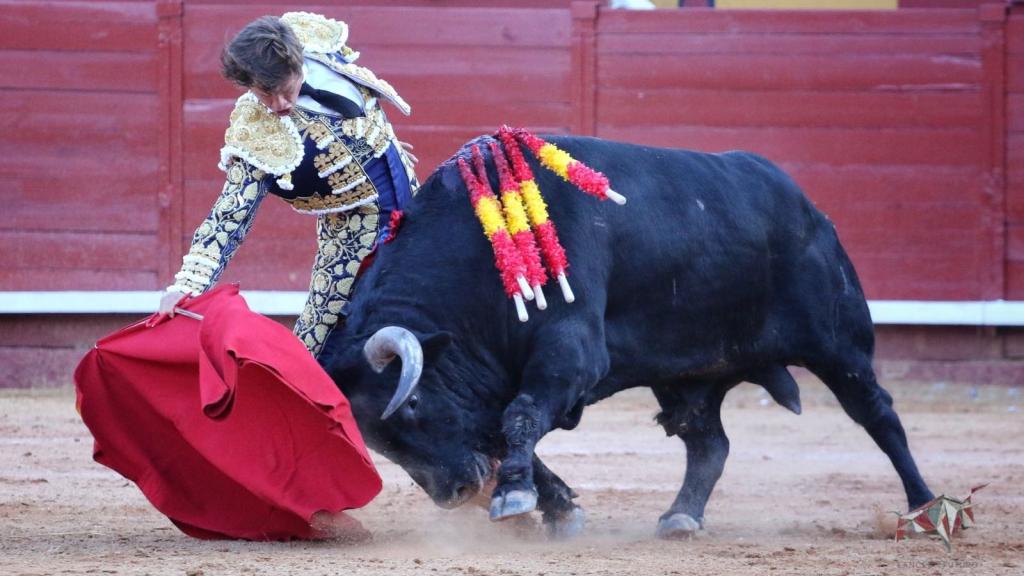 Poderoso derechazo de 'El Juli', que abrió la puerta grande.