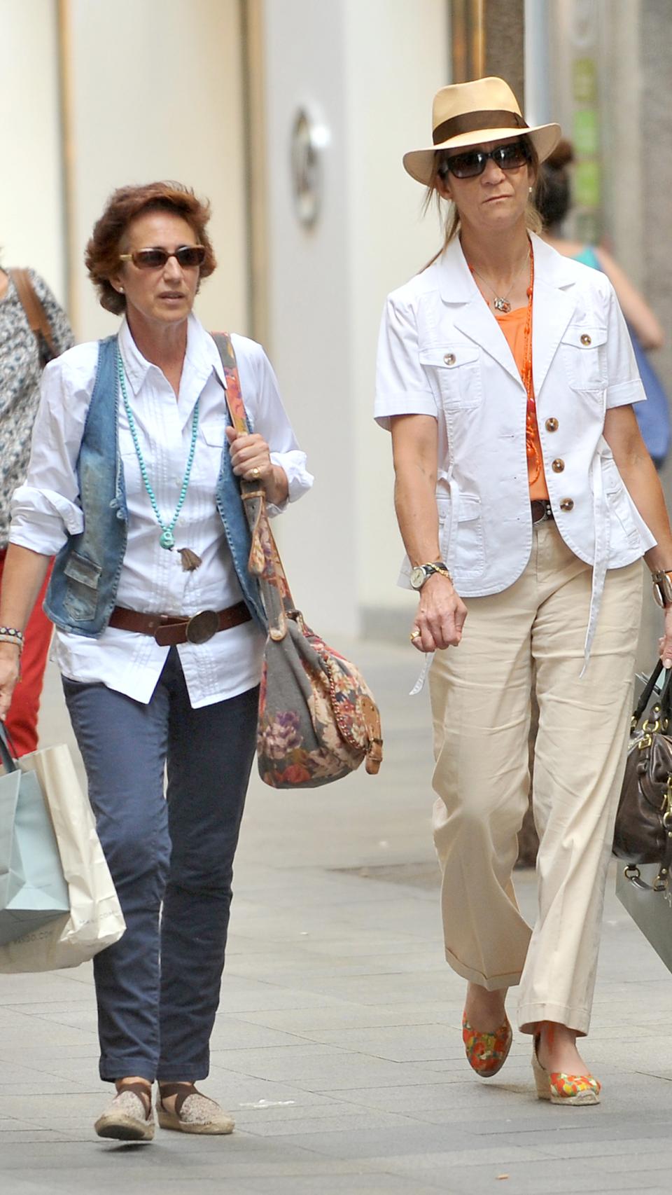 La infanta Elena con su amiga por las calles de Madrid.