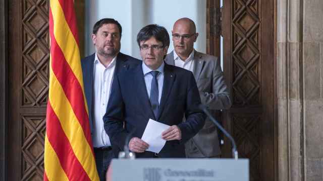 Oriol Junqueras y Raül Romeva junto al expresidente catalán Carles Puigdemont.